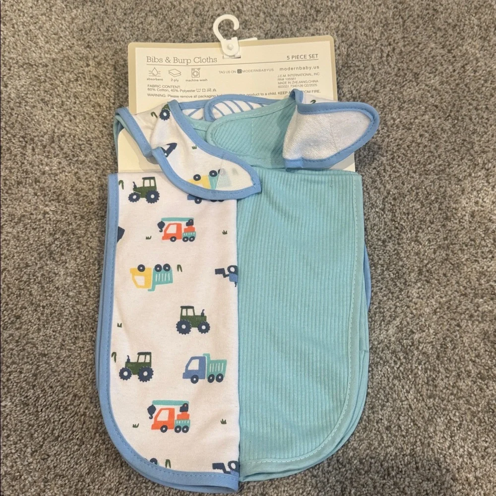 NWT Modern Baby 5 Piece Set Bibs and Burp Cloths
